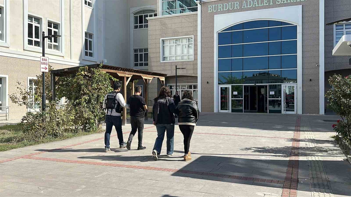 Burdur terminalinde 2 şahıs 3 bin 97 kullanımlık sentetik kannabinoidle yakalandı