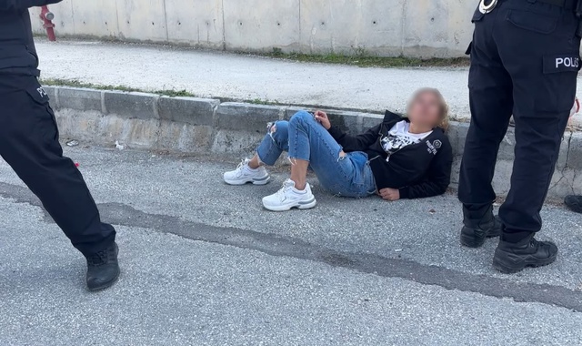 Caddeyi birbirine kattı, yetmedi polise saldırdı