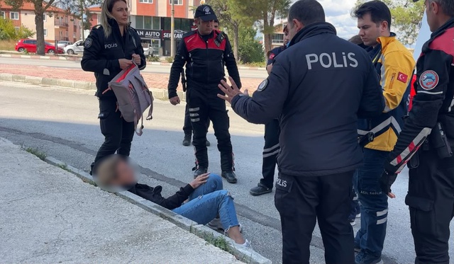 Caddeyi birbirine kattı, yetmedi polise saldırdı