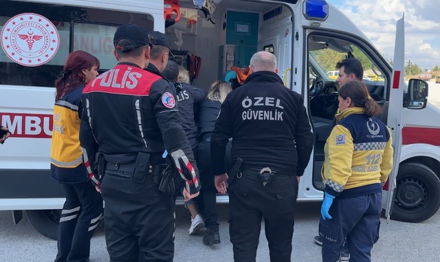 Caddeyi birbirine kattı, yetmedi polise saldırdı