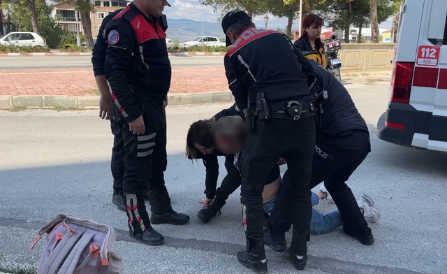 Caddeyi birbirine kattı, yetmedi polise saldırdı
