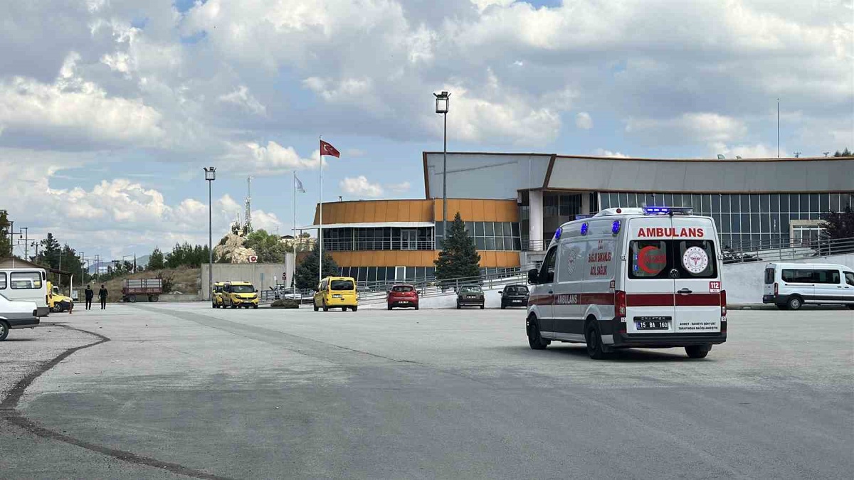 Caddeyi birbirine kattı, yetmedi polise saldırdı