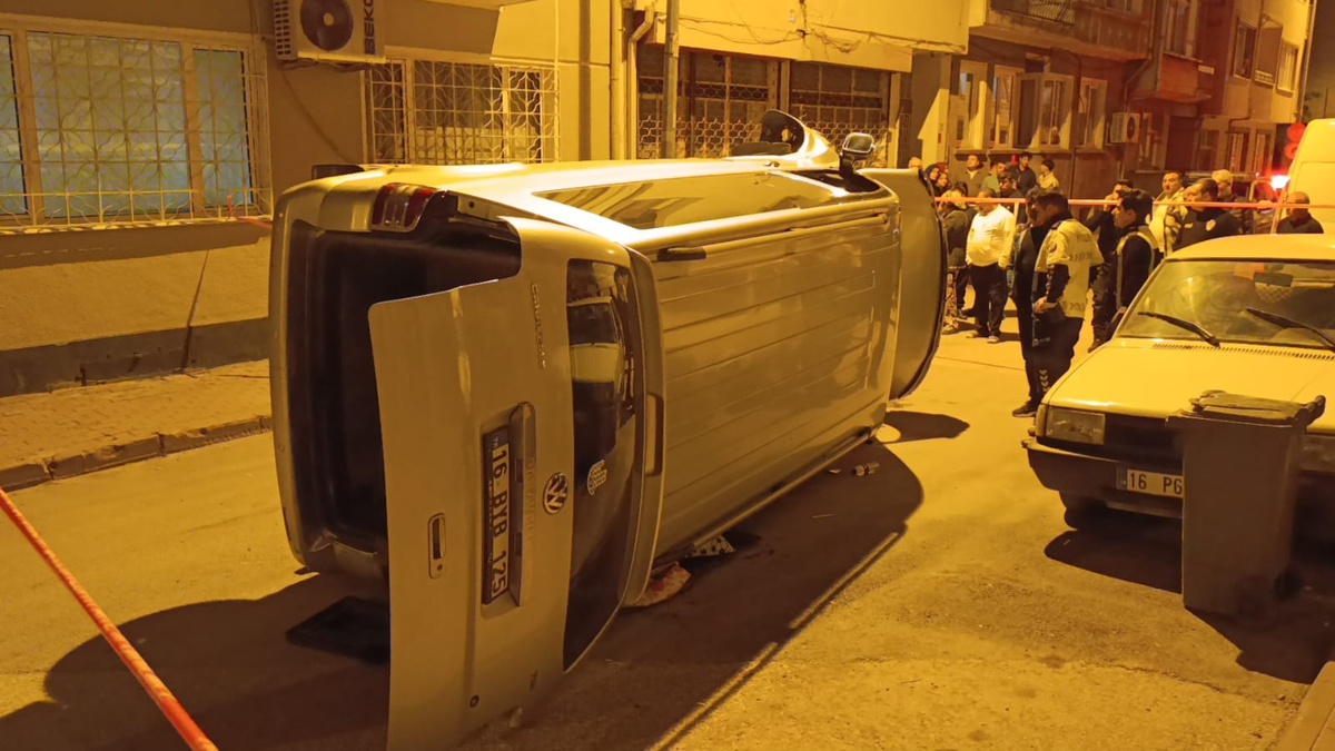 Bursa İnegöl\'de devrilen minibüsün sürücüsü kaçtı, polis yakalamak için çalışıyor