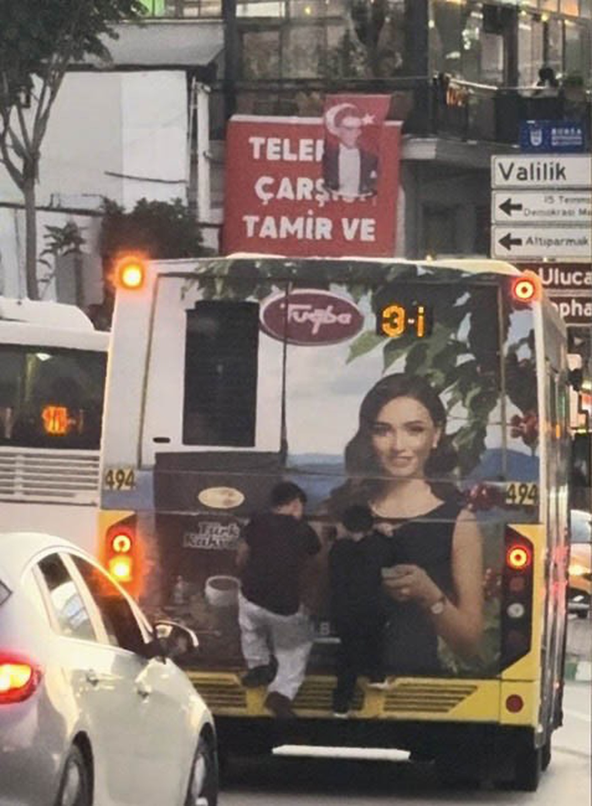 Bursa Osmangazi\'de iki çocuğun otobüsün arkasına tehlikeli tutunması kameraya yansıdı