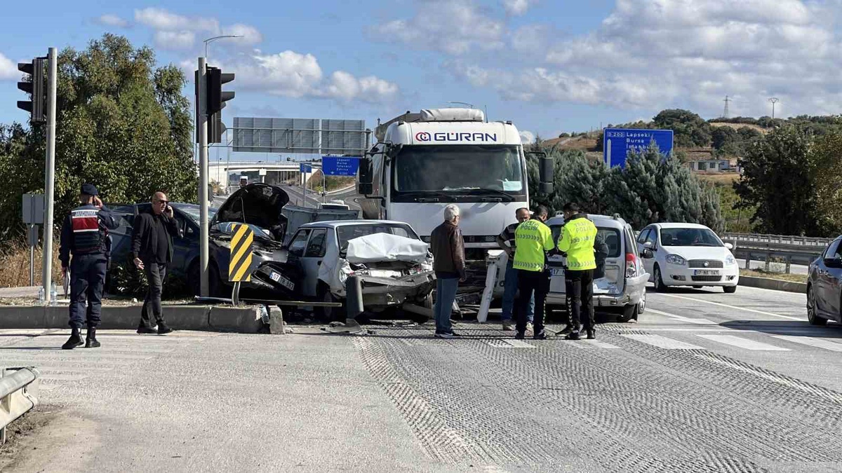 Çanakkale\'de tankerin freni patladı iddiasıyla 4 otomobile çarptı, 4 kişi yaralandı