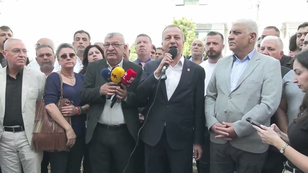 CHP Mersin İl Başkanı Koral Ömür, gözaltına alınan belediye başkanlarına destek verdi