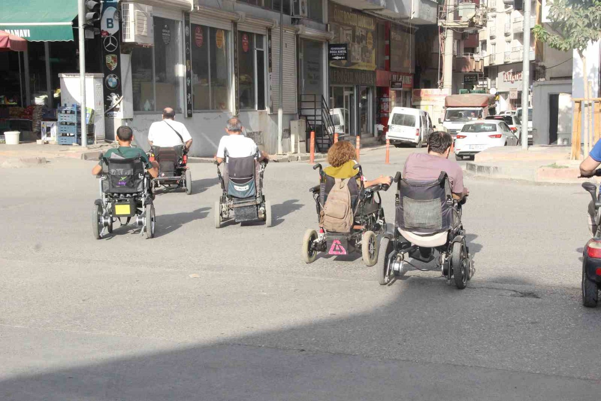 Cizre\'de engelliler market ve bankalara giremiyor, altyapı çağrısı yapıyor