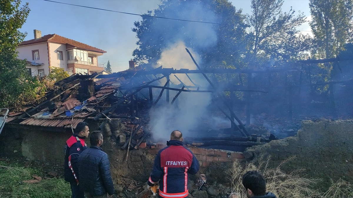 Çorum\'da yanan samanlık kullanılamaz hale geldi
