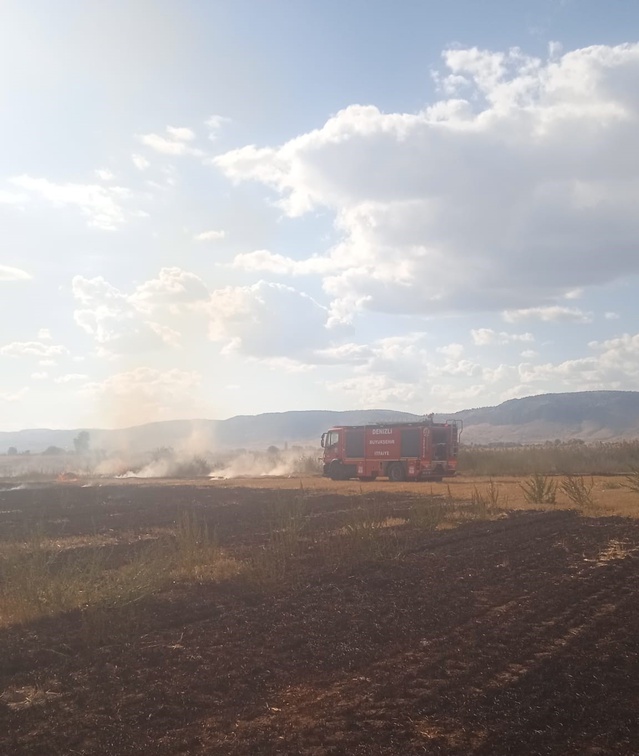 Denizli Çivril'de tarım arazisinde yangın itfaiye müdahalesiyle kontrol altına alındı