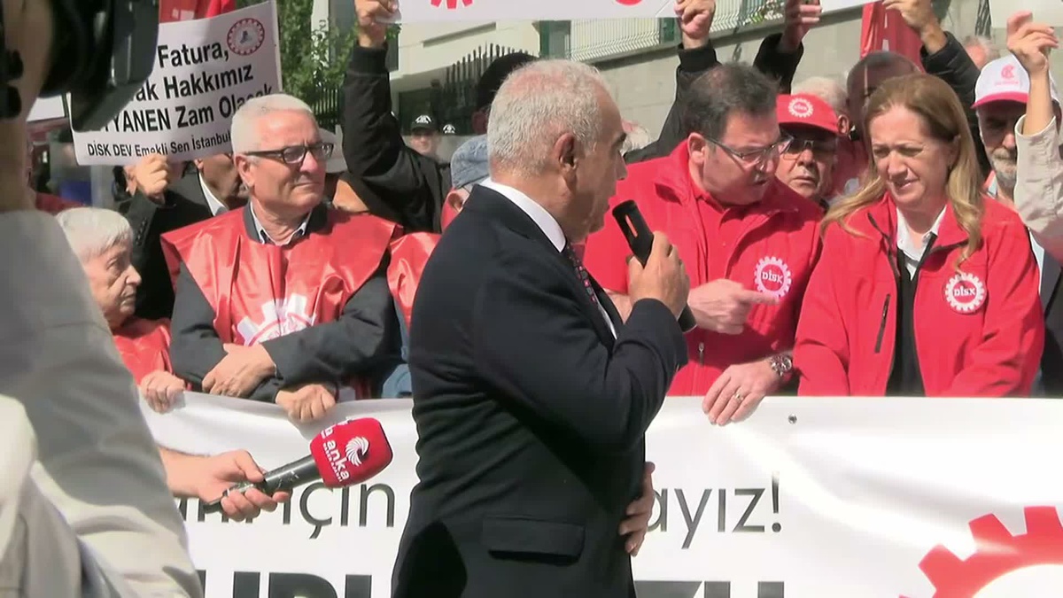 DİSK\'li emekliler İstanbul Vergi Dairesi önünde aylık artışı ve insanca yaşam istedi
