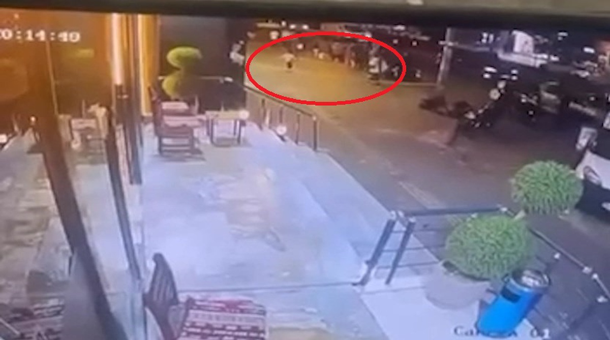 Diyarbakır\'da 5 katlı binanın sıvası kaldırıma düştü, kadın ve çocuk son anda kurtuldu