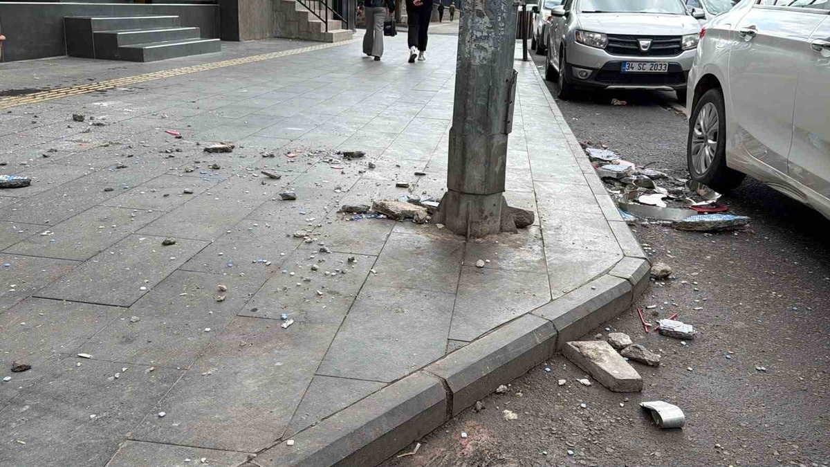 Diyarbakır Yenişehir\'de balkondan savrulan taşlardan kadın saniyelerle kurtuldu