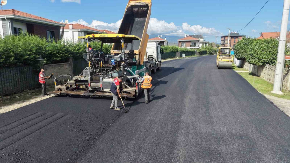 Düzce Belediyesi hafta sonu asfalt ve yol çizgi çalışmalarını sürdürdü