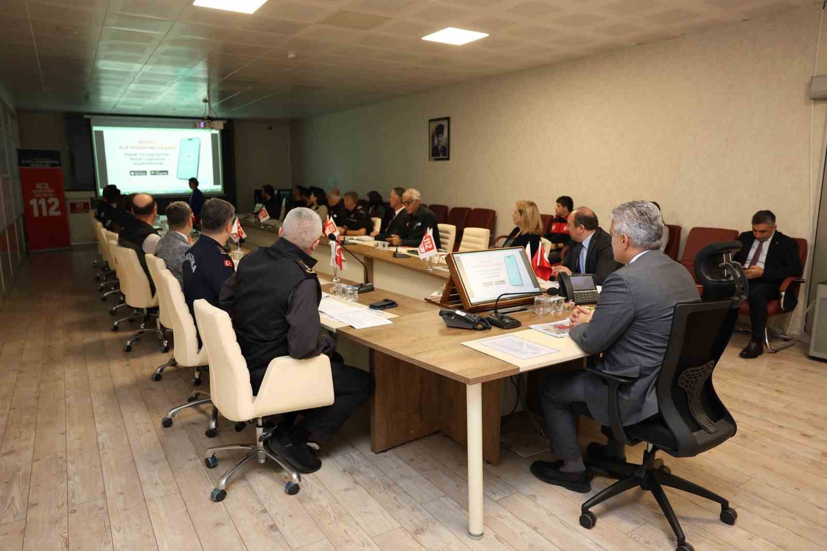Düzce 112\'de Vali Makas başkanlığında acil çağrı toplantısı yapıldı