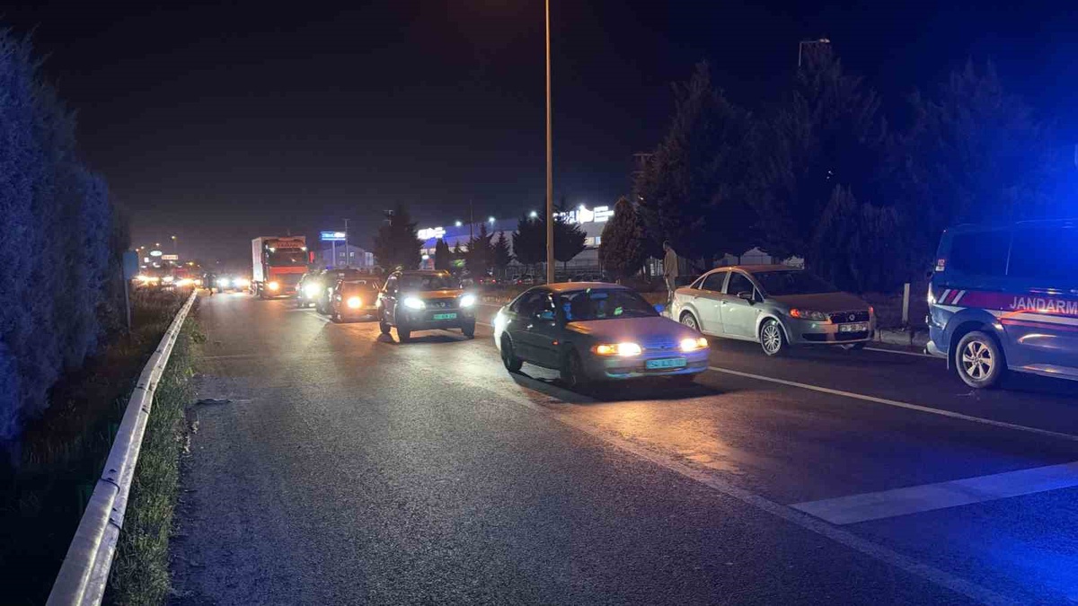 Düzce\'de trafikte kalan ambulans, Bölge Trafik ekiplerince sinyalizasyonla geçirildi