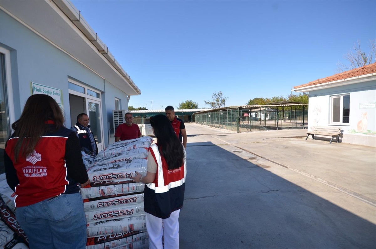 Edirne Vakıflar Bölge Müdürlüğü sokak hayvanlarına 4 Ekim\'de mama verdi