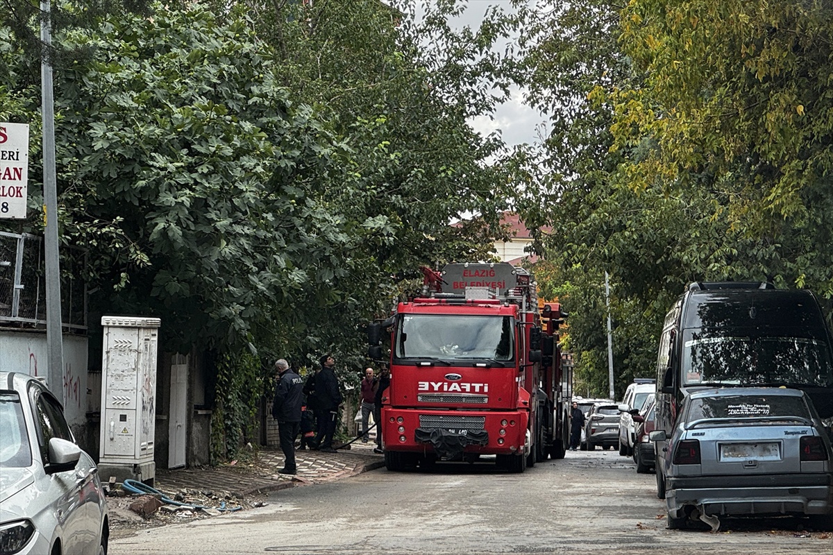 Elazığ\'da metruk binanın 3. katındaki yangın itfaiye ekiplerince söndürüldü