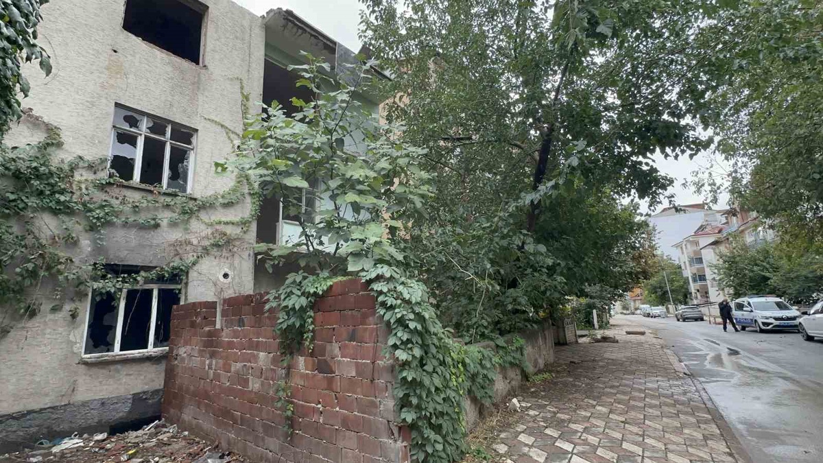 Elazığ\'ın Kültür Mahallesi\'nde metruk binada çıkan yangın söndürüldü, can kaybı yok