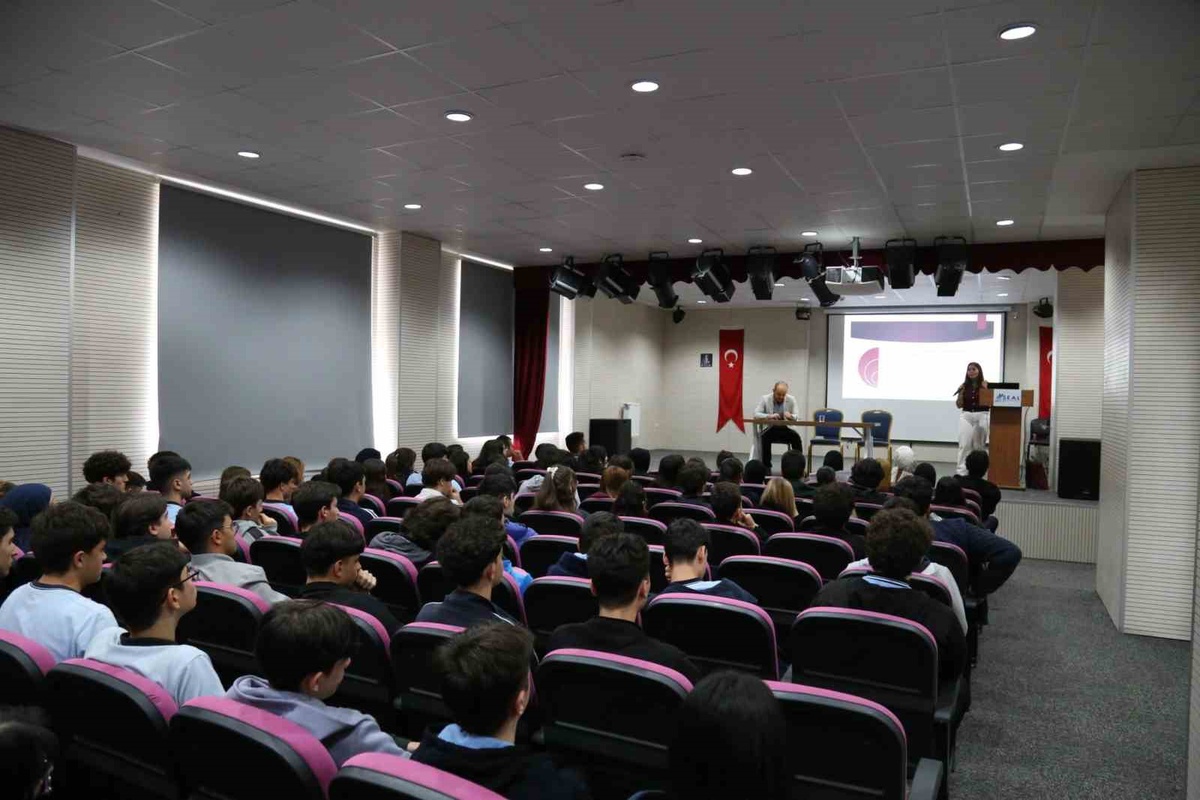 Avrasya Üniversitesi Akçaabat\'ta Filistin\'de eğitimin direniş rolünü ele aldı
