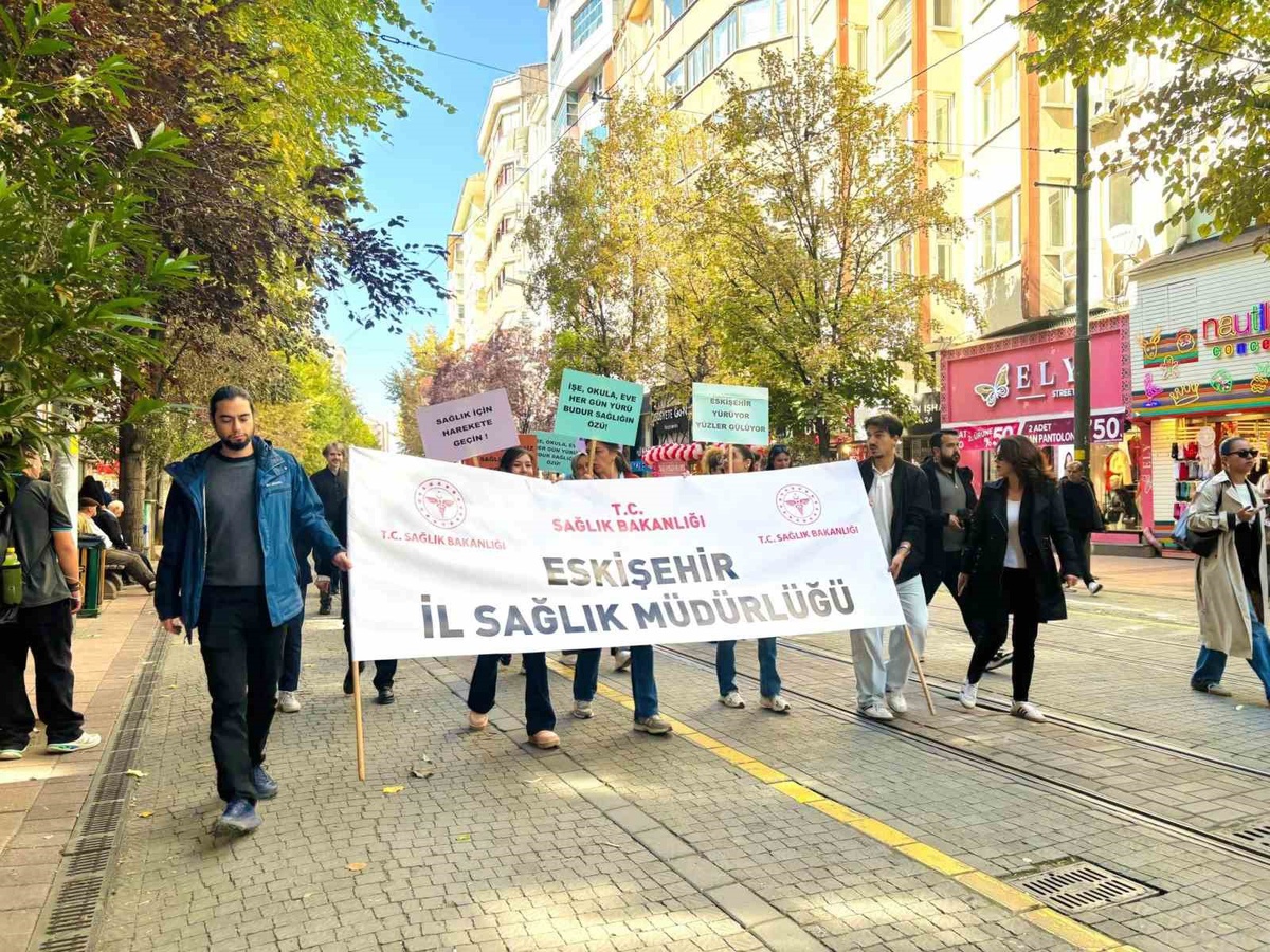 Eskişehir\'de sağlık çalışanları ve vatandaşlar hareketli yaşam için yürüdü