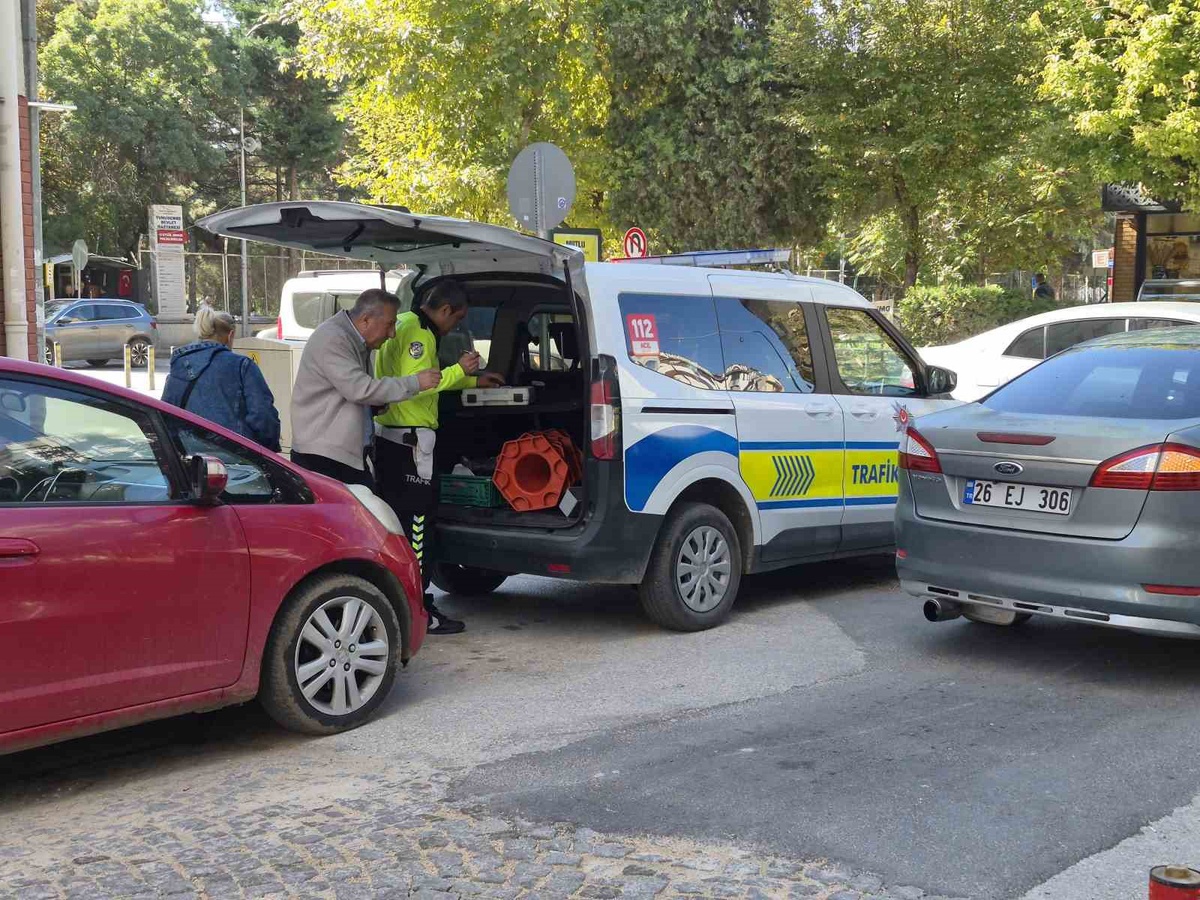 Eskişehir Odunpazarı\'nda otomobilin çarptığı yaşlı adam hastaneye kaldırıldı