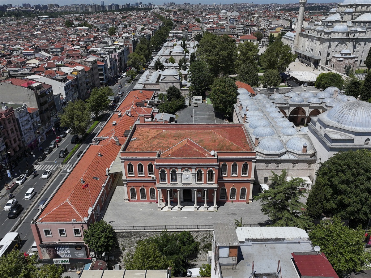 Fatih\'teki Taş Mektep, deprem ve onarımlara rağmen 157 yıldır eğitime devam ediyor