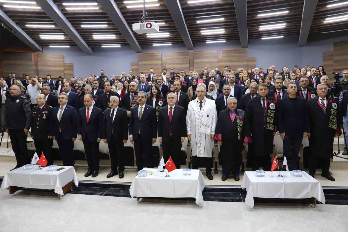 Fırat Üniversitesi\'nde 2026-2027 akademik yılı Vali Hatipoğlu\'nun dersiyle başladı