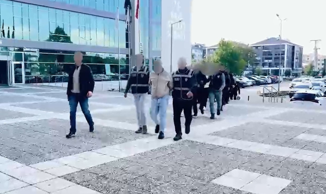 Firma kıyafeti giyip iş makinesiyle yer altındaki 1 milyon TL'lik kabloları çaldılar 