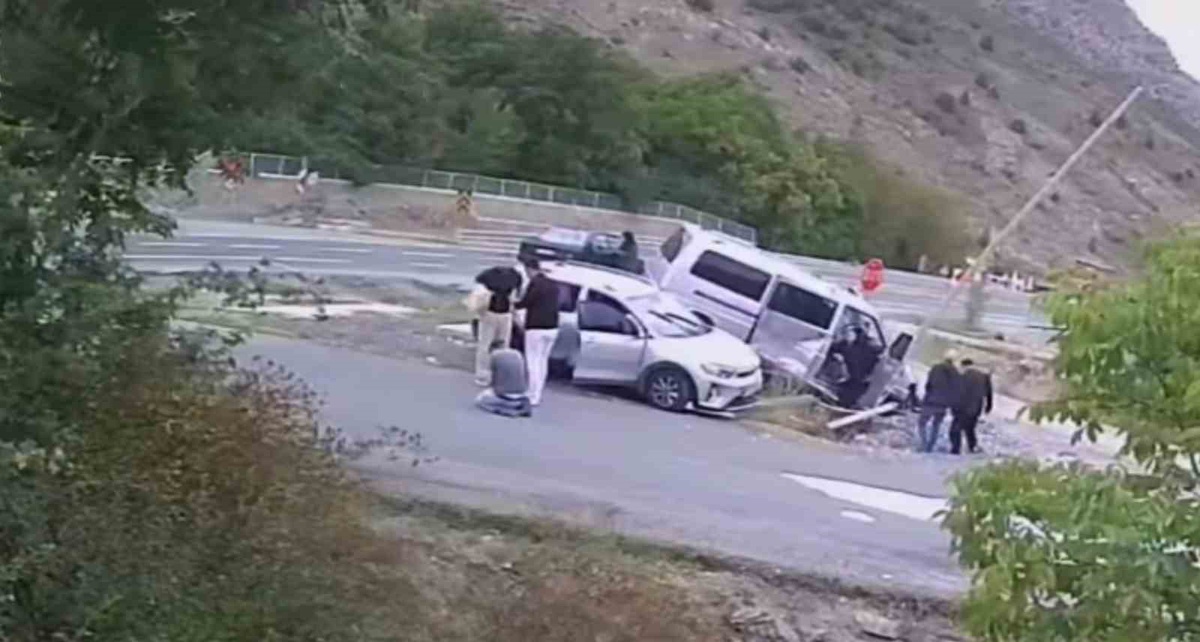 Gümüşhane\'deki kazada minibüs durağı yıktı, durakta bekleyen kadın son anda kurtuldu