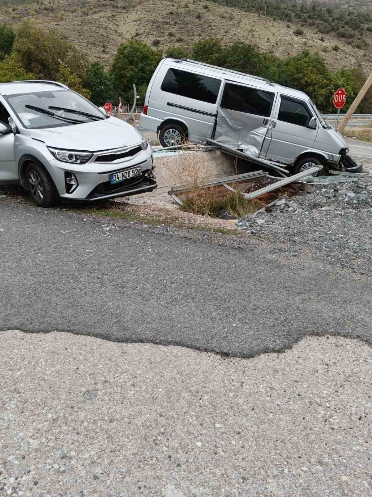 Gümüşhane\'de çarpışan minibüs savrularak durak ve direğe çarptı, 4 kişi yaralandı