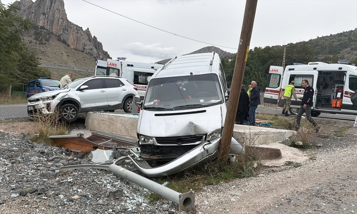 Gümüşhane\'de panelvan otomobille çarpıştı, yaralanan 4 kişi hastaneye kaldırıldı