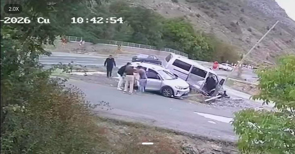 Gümüşhane\'de araçlar yolcu durağına savruldu, 4 kişi yaralandı, kadın kurtuldu