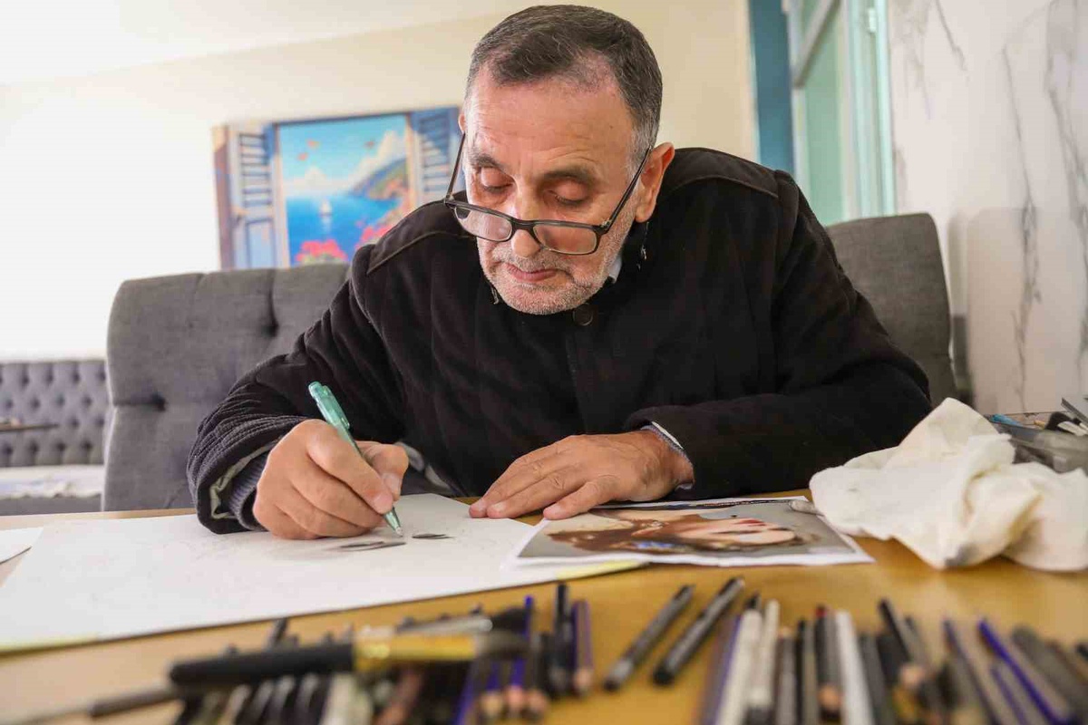 Gümüşhaneli ressam Fikret Bozkır, emeklilikte portrede gelişip ücretsiz ders veriyor