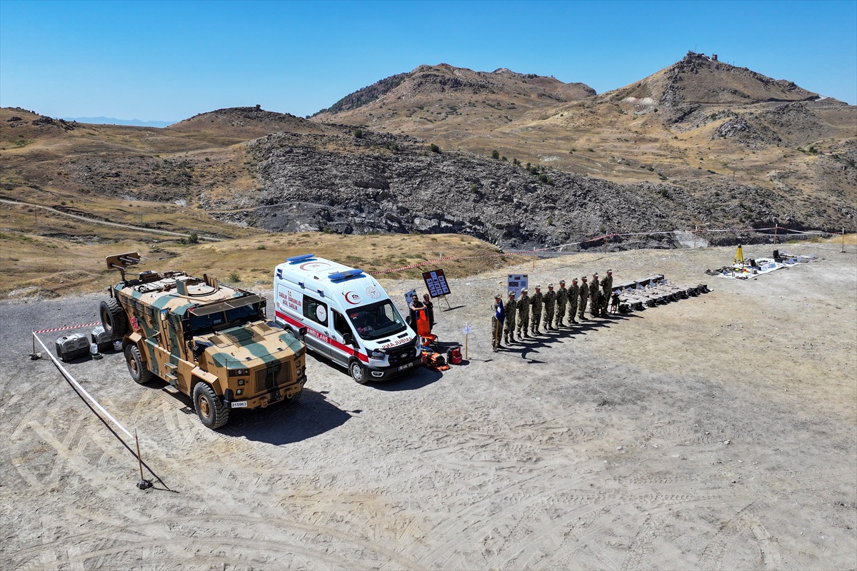 ÖMAT timleri Hakkari Çukurca\'da Işıklı köyünde mayın temizliyor