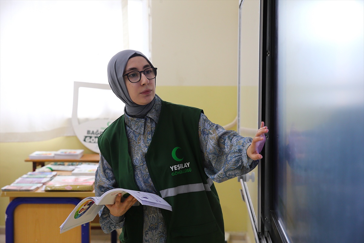 Hatay\'da Yeşilay 1000 civarı rehber öğretmene bağımlılık eğitimi verecek