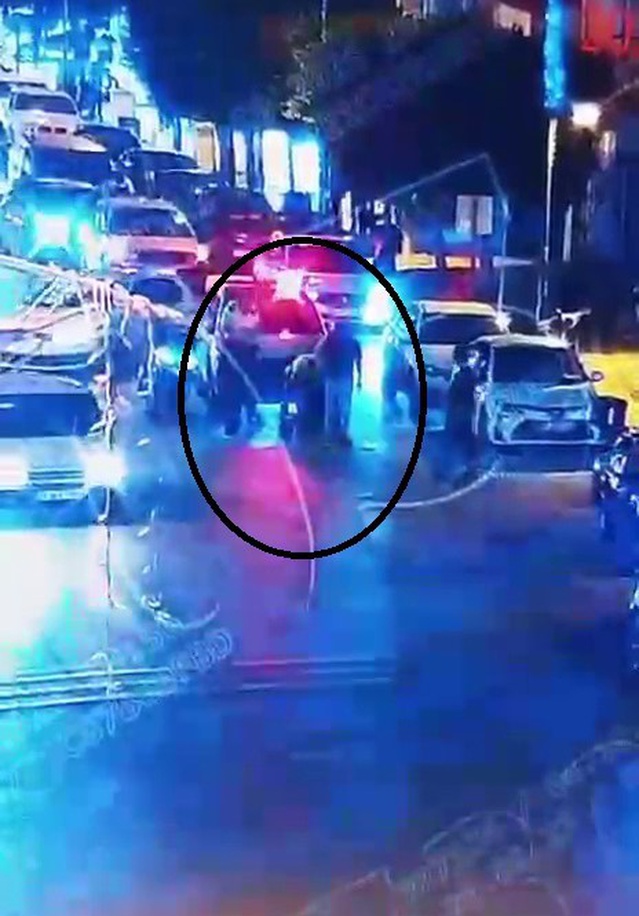 Hatay Dörtyol'da polis, nefes almakta güçlük çeken vatandaşa Heimlich manevrası yaptı
