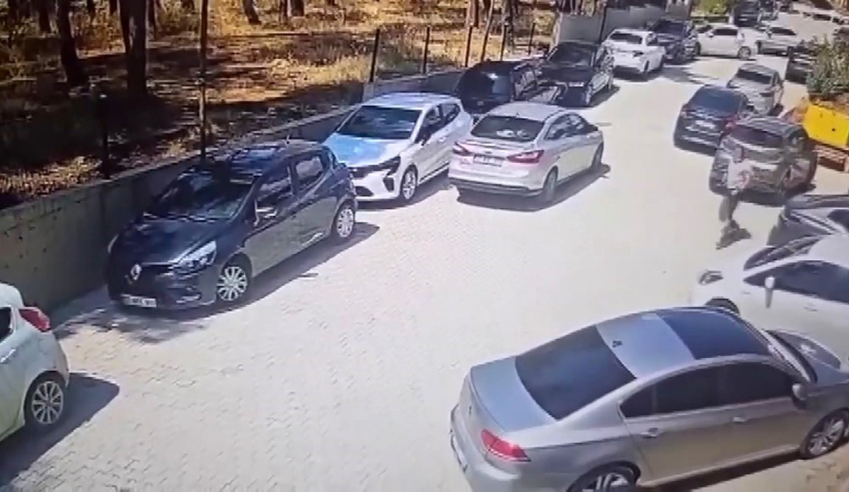 Hatay Kırıkhan\'da el freni çekilmemiş otomobil geri kaydı, güvenlik görevlileri durdurdu