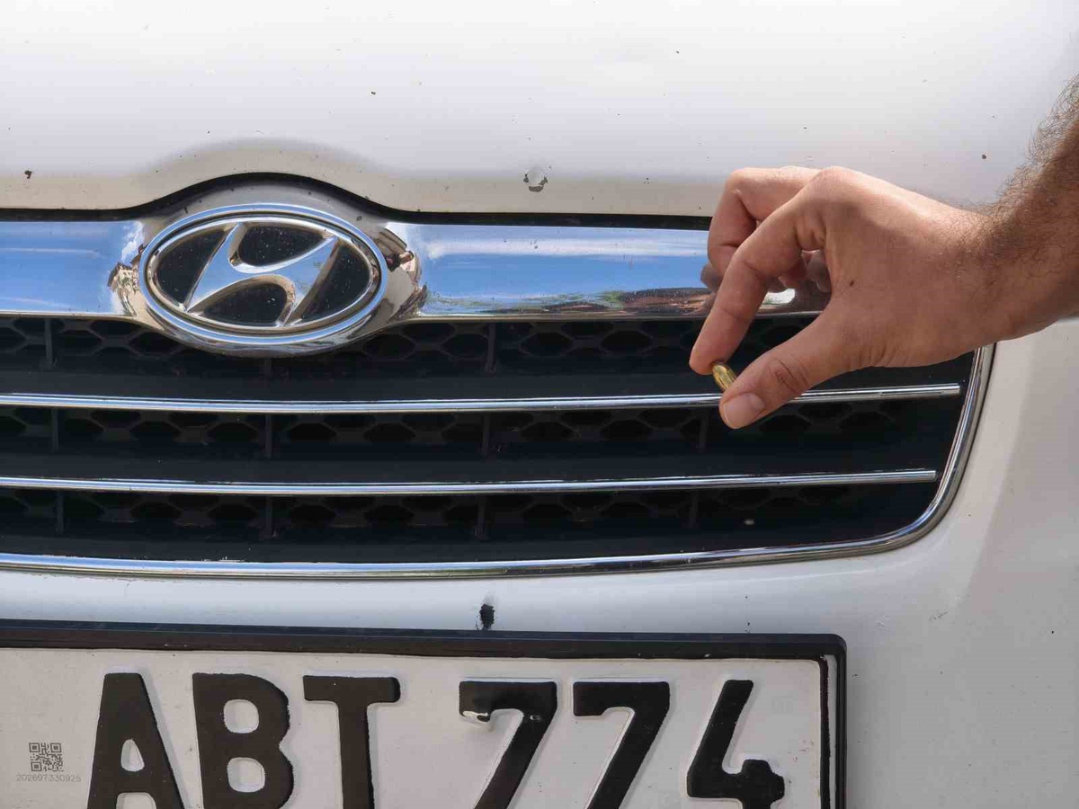 Hatay Reyhanlı\'da düğünde sıkılan yorgun mermi otomobilin tamponuna sıkıştı