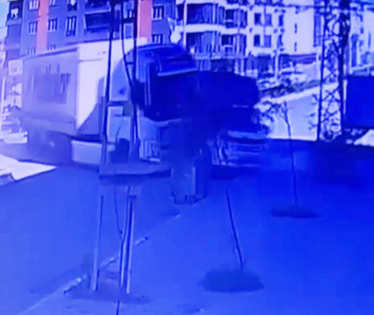 Iğdır\'da tırın sürüklediği araç elektrik direğine itildi, kazada yaralanan olmadı