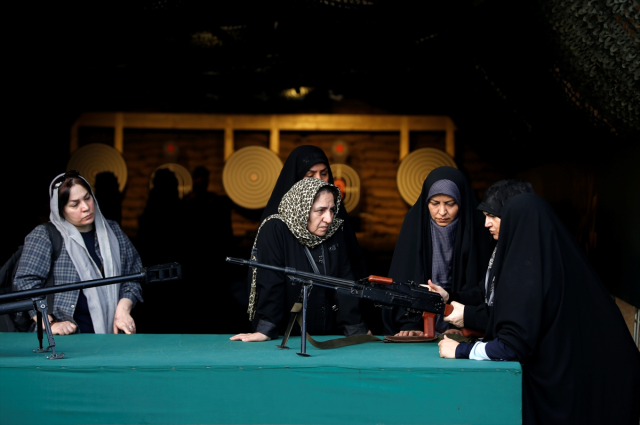 İran'da savaş hazırlığı! Sivillere silah eğitimi verilmeye başlandı