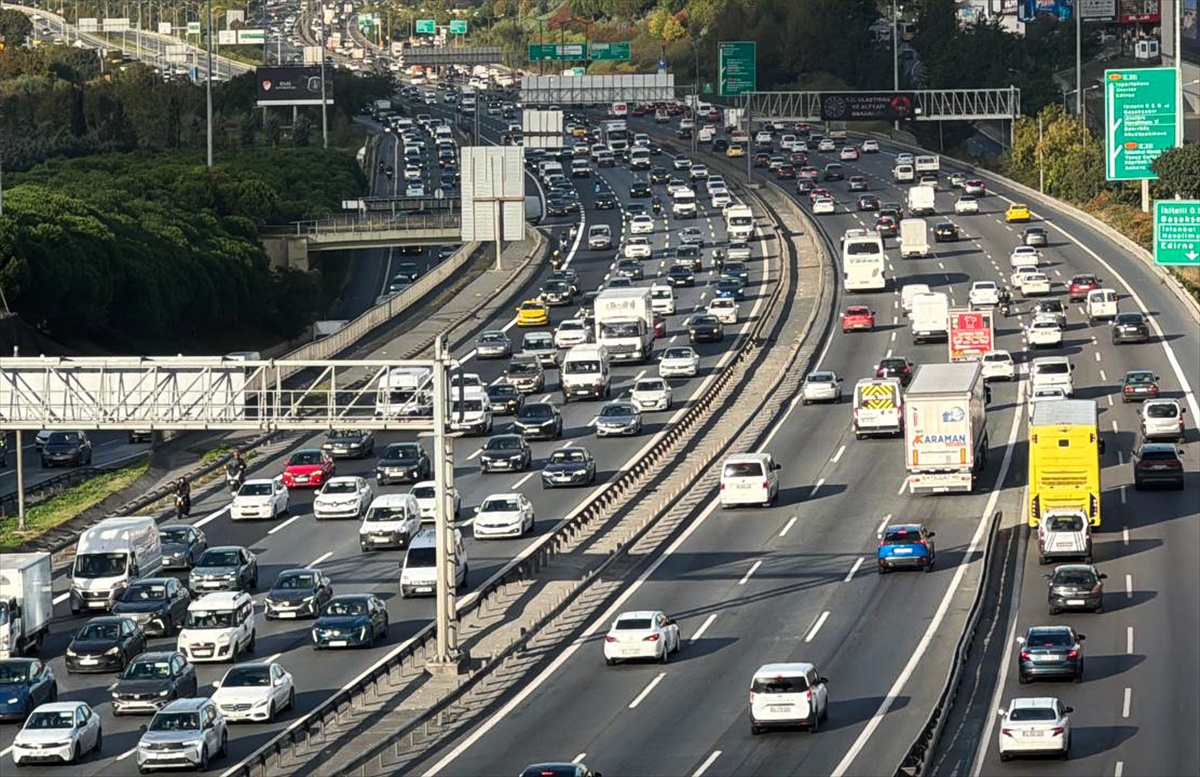 İstanbul\'da sabah saatlerinde trafik yoğunluğu yaşanıyor
