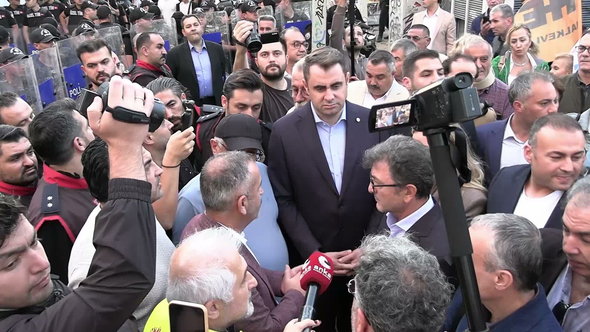 İzmir\'de Emek ve Demokrasi Güçleri, Tugay\'ın AKP\'ye geçiş iddiasına tepki gösterdi
