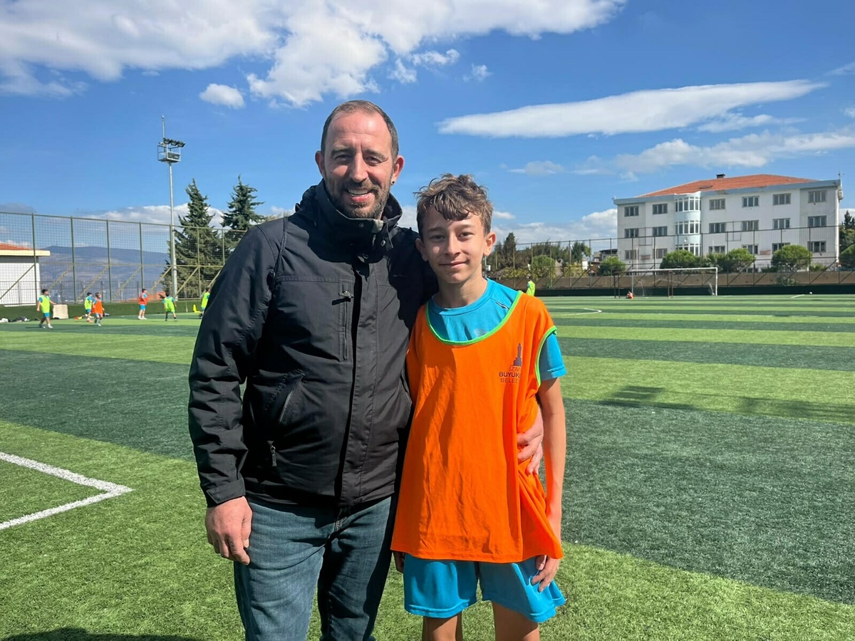 İzmir Konak Gültepe\'de dezavantajlı çocuklar gönüllü hocalarla futbol eğitimi alıyor