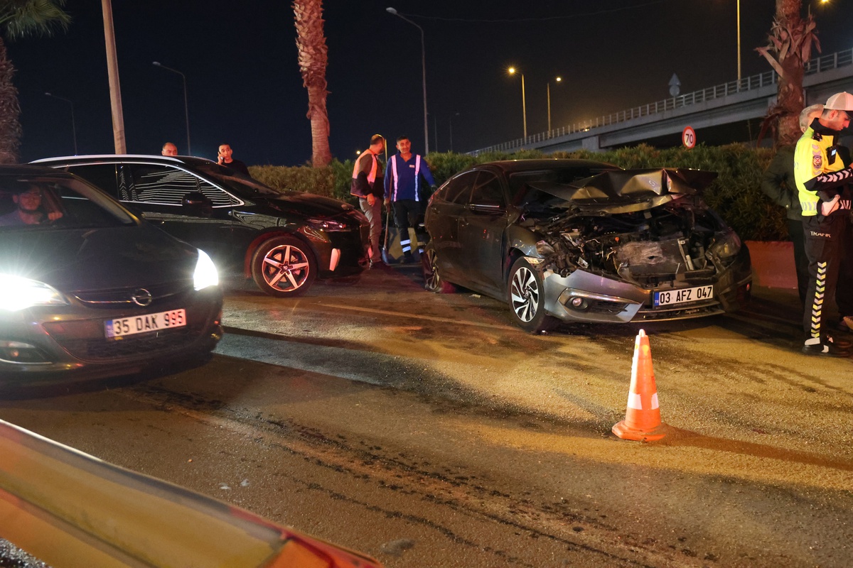 İzmir Konak\'ta ani fren 7 otomobil ve 1 motosikleti kazaya sürükledi, 4 kişi yaralandı