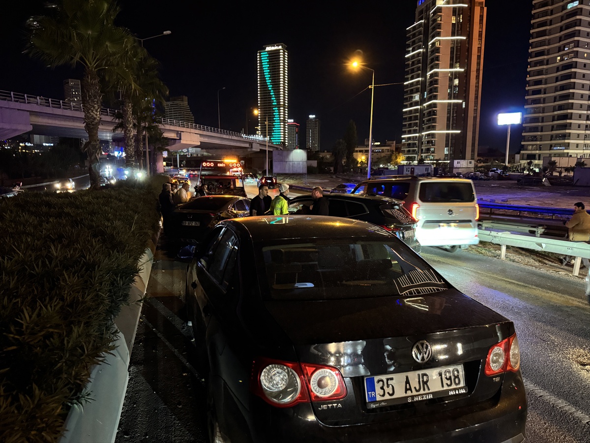 İzmir Konak\'ta 7 otomobil ile 1 motosikletin karıştığı kazada 4 kişi yaralandı