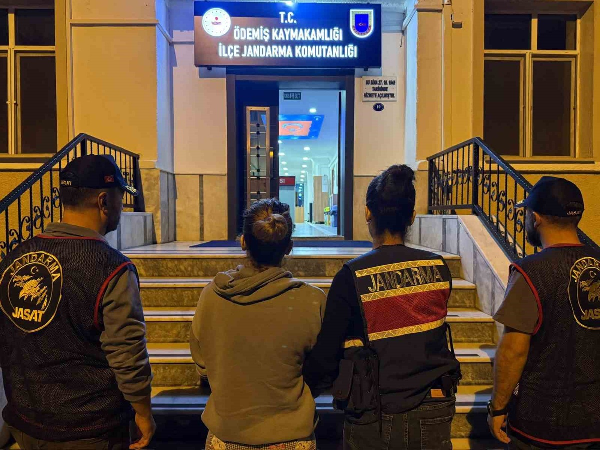 Ödemiş\'te jandarma operasyonu: 13 suçtan aranan kadın evin mutfağında gizlendiği bölmede bulundu