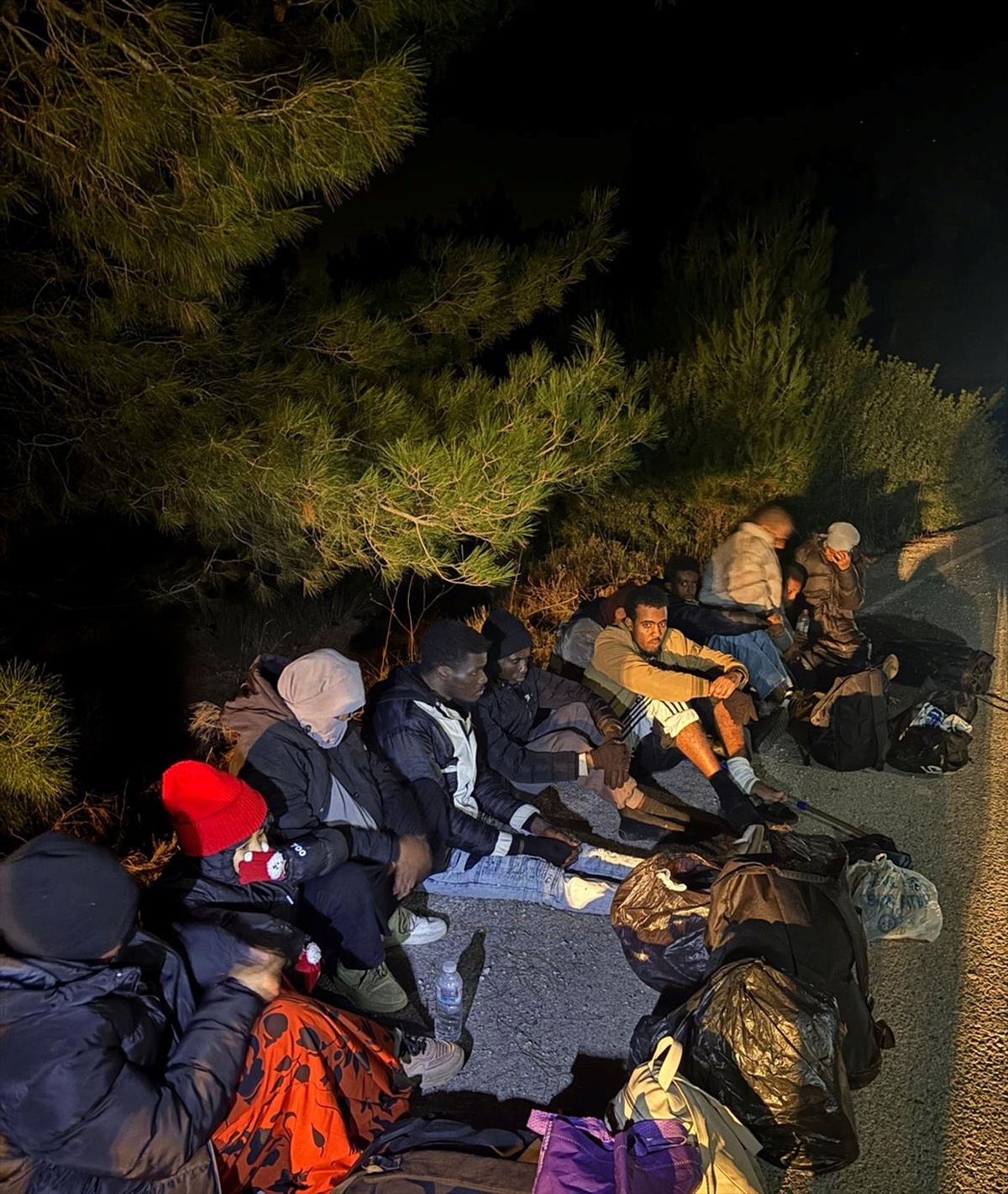 İzmir-Çeşme Otoyolu\'nda kamyonette 16 düzensiz göçmen yakalandı, sürücü tutuklandı
