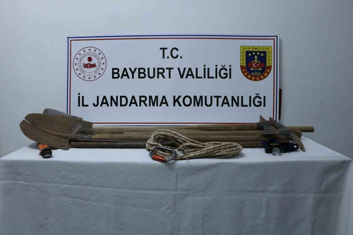 Bayburt Aşağıçimağıl\'da izinsiz kazıda 6 kişi jandarma ekiplerince suçüstü yakalandı