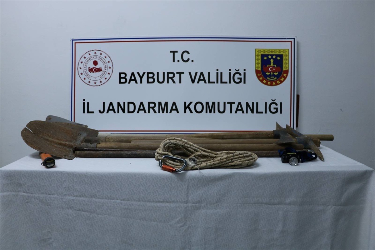 Bayburt\'ta define ararken suçüstü yakalanan 6 şüpheliye adli işlem yapıldı