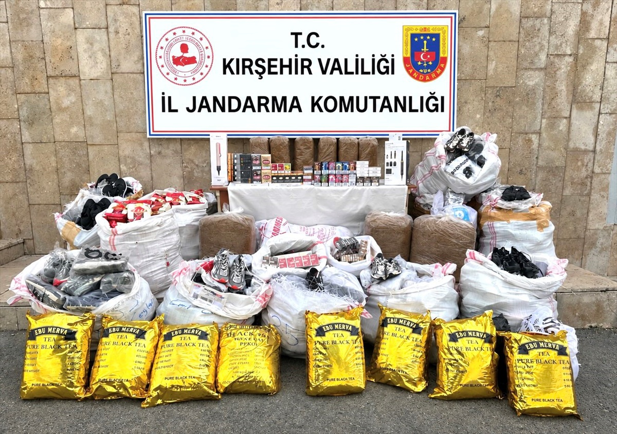 Kırşehir\'de jandarmanın durdurduğu minibüste 11 bin 464 gümrük kaçağı ürün bulundu